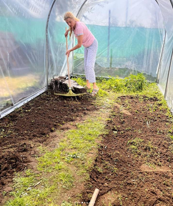 Şöhreti bırakıp doğaya çekilen ünlü manken tarlada çalışmaya başladı - Resim: 7